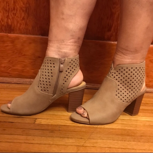 New Tan super comfy Booties 5.5, 7 & 7.5 left - Picture 2 of 8